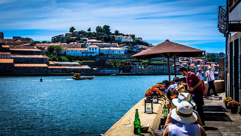 Restaurante a beira mar em Portugal