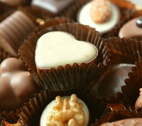 Chocolates de diversos tipos vendidos em uma loja de chocolates