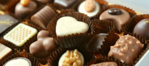 Chocolates de diversos tipos vendidos em uma loja de chocolates