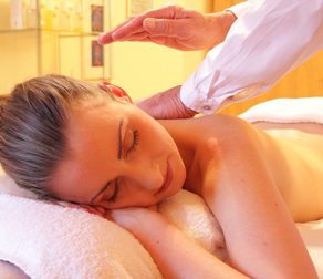 Cliente recebendo massagem estética