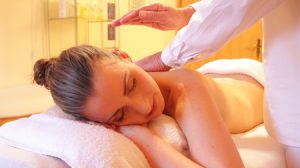 Cliente recebendo massagem estética